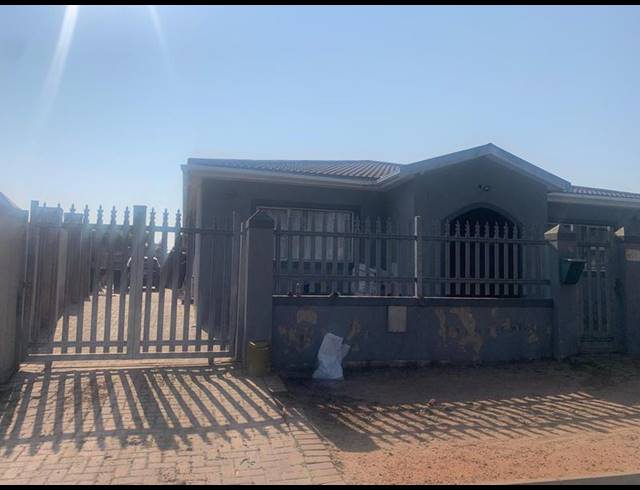 5 BEDROOM HOUSE FOR SALE IN PROTEA PARK